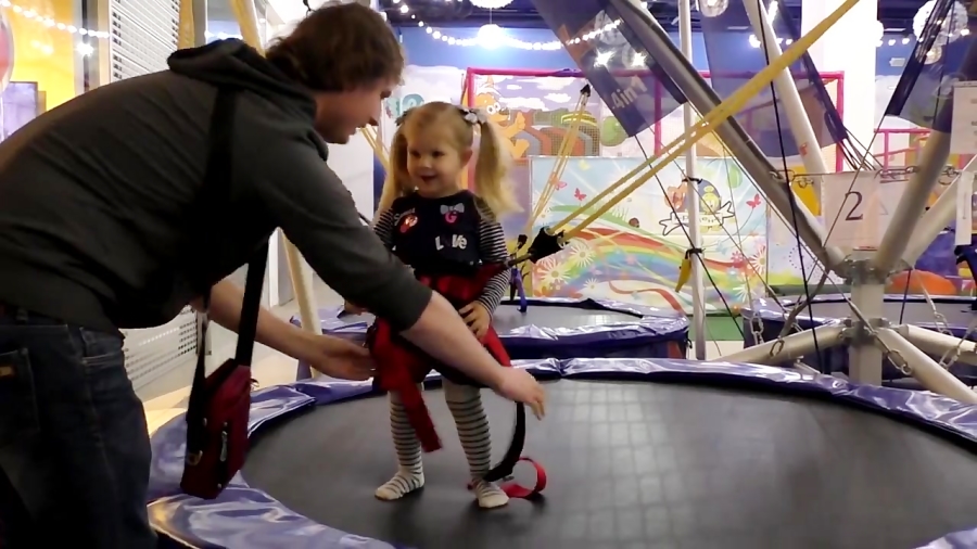 دیانا و اسباب بازی ها - دیانا و روما در پارک بازی کودک